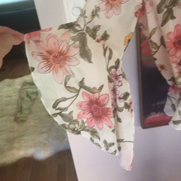 SOLD!!! Guess Flowers blouse built in cami says M runs S - Picture 10 of 17